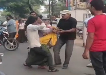 सागर के शराब दुकान के पास अज्ञात लोगों ने एक परिवार के साथ की लाठी से पिटाई