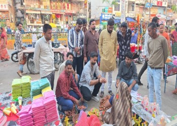 संकल्प फाउंडेशन के अध्यक्ष रिशांक तिवारी ने कटरा बाजार में की स्वदेशी खरीदारी 