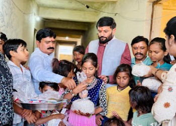 भाजपा जिला अध्यक्ष श्याम तिवारी ने बच्चों के साथ बांटी दीपावली की खुशियां खिल उठे बच्चों के चेहरे