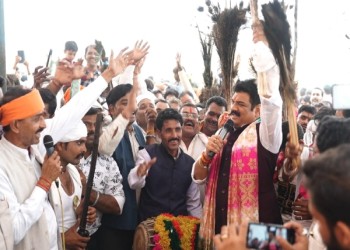 गोवर्धन मेला हमारी सांस्कृतिक विरासत का अभिन्न अंग है: गोविंद सिंह राजपूत जैसीनगर में आयोजित गोवर्धन मेला में मोनियो के साथ दिवाली गीत गाकर जमकर झूमे मंत्री राजपूत