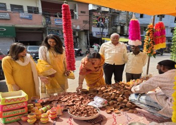 मेयर ने लिया वृद्धों का आशीर्वाद: सपरिवार स्थानीय कलाकारों के उत्पाद खरीद कर वोकल फॉर लोकल की जगाई अलख