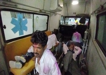 सागर में एक बार फिर मानवता हुई शर्मसार, 108 एंबुलेंस में 7 घायलों को एक साथ भर कर लाया गया बहरोल थाना क्षेत्र में पिकअप वाहन में सवार एक दर्जन से अधिक घायल