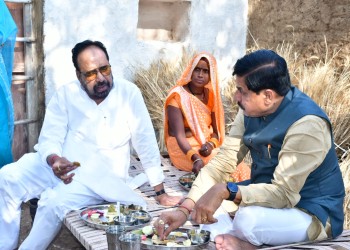 मध्यप्रदेश के मुख्यमंत्री डॉ मोहन यादव ने सागर के कृषक हरदास के खेत पर खाट पर बैठकर किया भोजन