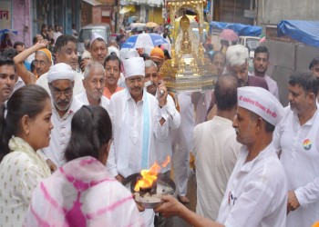 विधायक शैलेंद्र कुमार जैन ने भगवान श्री पारसनाथ की शोभायात्रा में शामिल होकर की प्रभु की आरती