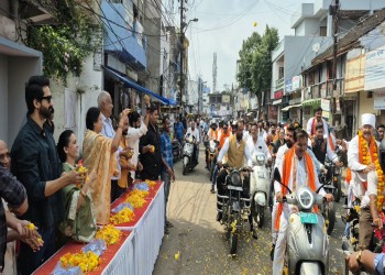 नमो सेवा संकल्प यात्रा के सागर आगमन पर गोपालगंज स्थित निवास पर महापौर श्रीमती संगीता सुशील तिवारी ने वरिष्ठ भाजपा नेता डॉ. सुशील तिवारी के साथ किया स्वागत