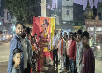 सुबेदार वार्ड में शहीद-ए-आजम की जयंती पर गूंजे देशभक्ति के जयकारे, गोलाकुआं चौराहे पर क्षेत्रवासियों ने अर्पित की श्रद्धांजलि
