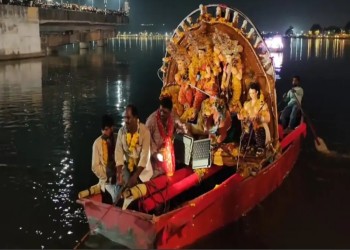 सागर में कांधे वाली काली को विदाई देने उमड़ा शहर, 'चल माई-चल माई' के जयकारों से गूंजा शहर